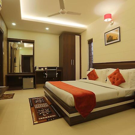 Hotel Premiere Villa Varanasi Exterior photo
