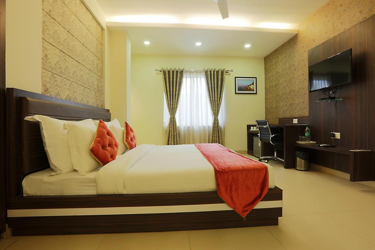 Hotel Premiere Villa Varanasi Exterior photo
