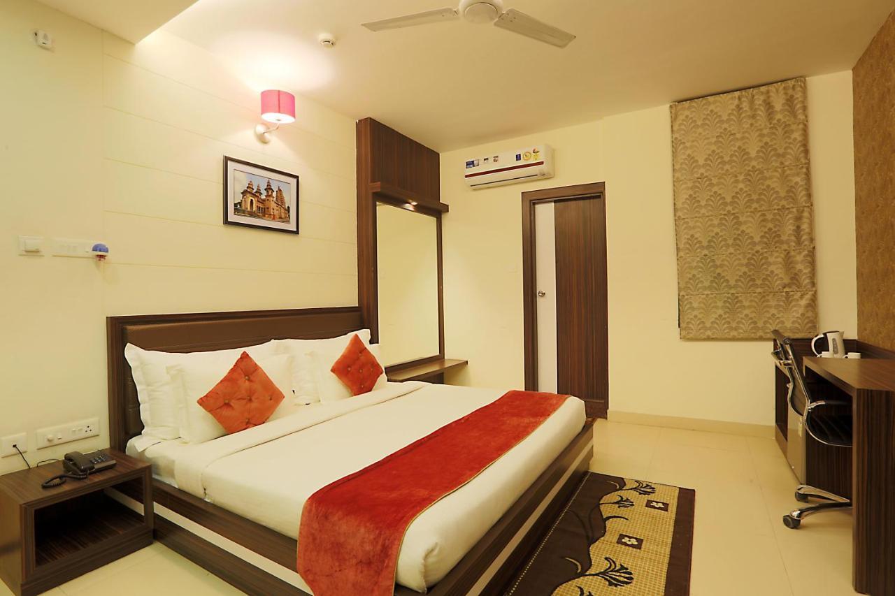 Hotel Premiere Villa Varanasi Exterior photo